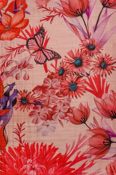 Belirgin pembe bir kelebek, kırmızı laleler ve daha küçük papatya benzeri çiçeklerden oluşan saf şifon bir yüzeye yakın plan. Tatil köyü kıyafetleri, eşarplar ya da şık kıyafetler için arka plan