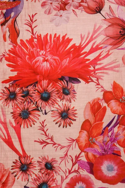 Baskın kırmızı kasımpatı, mercan dalları ve papatya benzeri çiçeklerden oluşan katıksız şifon bir yüzeye yakın plan. Canlı yaz modası ya da dekor için arka plan