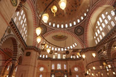 İstanbul 'da İslami el yazısı ve geleneksel avizelerle süslü Süleyman Camii' nin görkemli merkezi kubbesi