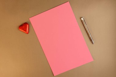 Sevgililer Günü, Anneler Günü ya da düğün davetiyesi için boş tebrik kartlarının üst görünümü. Kopyalama alanı olan romantik ileti kavramı.