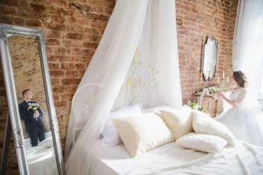 Gelin ve damat güzel bir odada birbirlerine hayran.