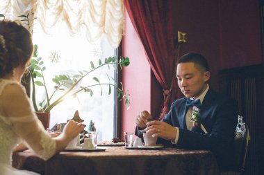 Gelin ve damat düğün töreninden sonra birlikte kahve içiyorlar.