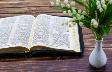 Tahta Masa 'daki Vadi Zambağı ile İncil' i aç