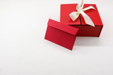 Kırmızı Hediye Kutusu ve Kırmızı Zarf Beyaz Arkaplanda İzole Edildi