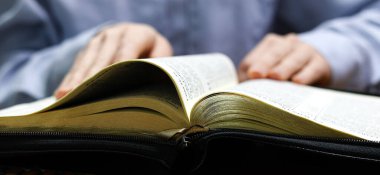 Eller Kapalı Kapalı Kapılar ardındaki İncil 'i okuyor.