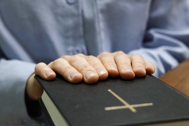 Eller Kapalı Kapalı Kapılar ardındaki İncil 'i okuyor.