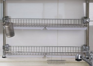 Tabakları olmayan duvara monte edilmiş tabak rafı beyaz bir fayans zeminine karşı