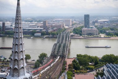 Köln, Almanya Köln Katedral Kulesi 'nin panoramik manzarası Hohenzollern Köprüsü' nü, Ren Nehri 'ni ve şehrin ufuk çizgisini trenler ve botlarla gösteriyor. Sadece editör kullanımı.