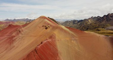 DJI İHA ile çekilmiş hava görüntüsü. Kırmızı Vadi Peru 'nun patikasının bir kısmını yakalıyor..