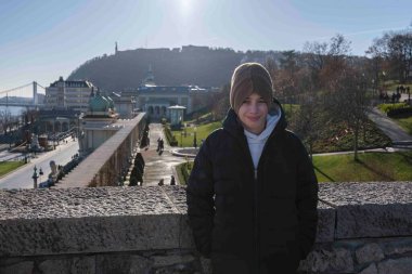 Mutlu çocuk şehir manzarasını seyrediyor ve kış boyunca Budapeşte 'de seyahat ediyor.