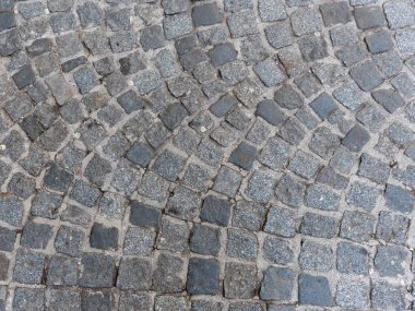 Granit küplerden yapılmış geniş taş kaldırımlar Avrupa 'da tarihi bir cadde için geleneksel kaldırım görevi görüyor..