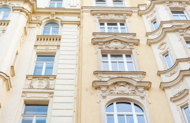 Dekoratif pencereli ve klasik stil kaplamalı tarihi bir binanın mimari parçası..