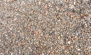 Yapım ve tasarım için doğal bir zemin olarak çok renkli ezilmiş taştan yapılmış ince çakıl dokusu.