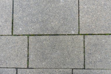 Yol yüzeyi dokusu olarak beton bloklardan yapılmış şehir kaldırım levhaları.