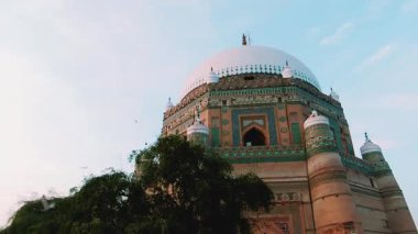 Zengin tarihi ve eski geleneklerle dolu canlı bir seyahat merkezi olan MultanPakistan 'ın kültürel mirasını ve çarpıcı mimarisini araştırın.