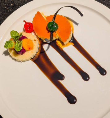 Yenilikçi ve tropikal bir tatlı ya da canlı bir meyve salatası sunan aperatif içinde domates, üzüm ve ananas bulunan yapraklı taçla birlikte..