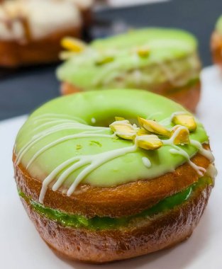 Pürüzsüz vanilya jöleli ve zarif çikolata aromalı taze pişmiş çöreklerin yakın çekimi..