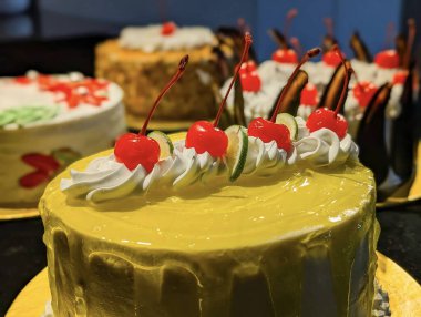 Görsel olarak çekici bir katmanlı pasta, kıyılmış fındık ve karamelize şekerle cömertçe kabuk bağlamış, bir tatlı gösterisinin en önemli parçasıdır..