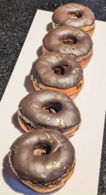 Pürüzsüz vanilya jöleli ve zarif çikolata aromalı taze pişmiş çöreklerin yakın çekimi..