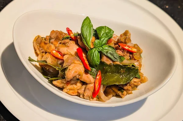 Tayland fesleğenli tavuk kızartması. Kırmızı biber, soğan ve kokulu fesleğen yapraklarıyla pişirilmiş taze tavuk parçaları..