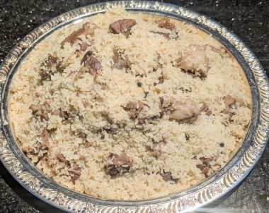 Klasik bir Meat Pulao 'nun (Pilaf) cömert, tepeden tırnağa bir görüntüsü, yumuşak, uzun taneli Basmati pirincinin yumuşak koyun eti parçaları ve ince baharatlarla pişirilmesi..