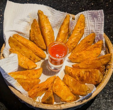 Göz alıcı, egzotik bir turta. Parlak, eflatun bir ejderha meyvesi. Özenle süslenmiş. 