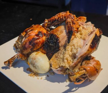 Kızarmış tavuk. Lezzetli bir pirinç dolması ortaya çıkarmak için beyaz bir tabakta haşlanmış yumurta ile servis ediliyor..