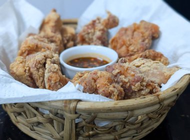 Tahta bir tabakta sunulan ızgara et şişleri, dolmalık biber, salatalık, marul ve biberle servis ediliyor..