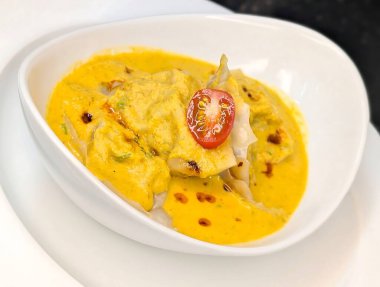 Canlı sarı köri soslu hamur köfteleri, yarım kirazlı domates garnitürü, zerdeçal aromalı kremalı çorba ve yumuşak dolgulu ambalajlar..