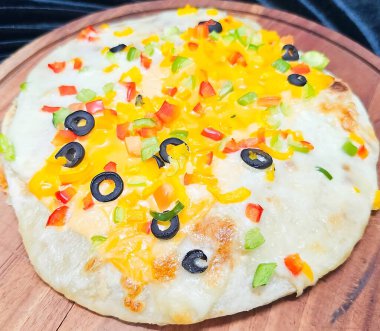 Bu doyurucu çift katmanlı pizza turtası lezzetli sosla doldurulmuş, erimiş peynir, doğranmış biber ve siyah zeytin içeren bir altın hamuru içeriyor.