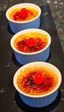 Katmanlı parfümler içeren çeşitli gurme tatlılar ve kirazlı klasik, taze nane ve gofret süsleri..