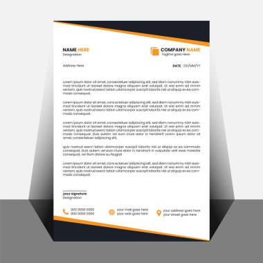 Üstü ve altı soyut turuncu ve siyah geometrik şekilli beyaz kağıt. Şirket adı, adresi, tarihi ve iletişim bilgileri için yer tutucu metni içerir.