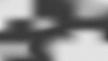 Koyu griden beyaz renge geçiş gösteren, yumuşak odak eğimine sahip soyut gri tonlama. İnce ses dokusu her yerde görülebilir..