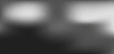 Yumuşak bir odak gri eğimli arka plan ve ince bir gürültü dokusu. Alttaki koyu griden açık gri ve beyaz renge geçiş.