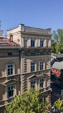Polonya 'nın Krakow kentindeki tarihi klasik bina, zengin mimari ayrıntılar ve çatı süslemeleri, yüksek bir açıyla parlak bir ışıkla çekildi..