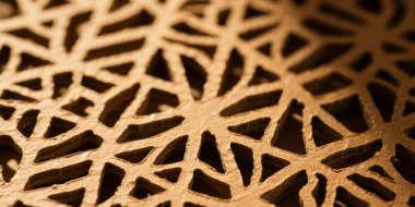 Karmaşık bir lazer kesiği ya da gölgeli soyut geometrik desenli kahverengi geri dönüşümlü mukavva