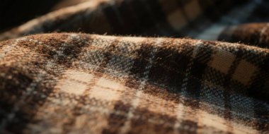 Geleneksel kahverengi, krema ve siyah ekose desenli yumuşak flanel kumaş dokusunun makro görüntüsü