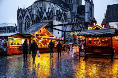 16 Aralık 2019, Gent, Belçika. Geleneksel Noel pazar köşkleri, insanlar ve ışıklar eski kasabada. Eski ortaçağ kasabasında büyülü tatil atmosferi.