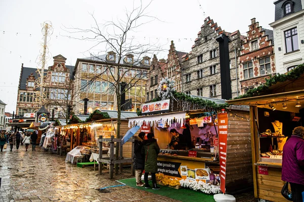 16 Aralık 2019, Gent, Belçika. Geleneksel Noel pazar köşkleri, insanlar ve ışıklar eski kasabada. Eski ortaçağ kasabasında büyülü tatil atmosferi.