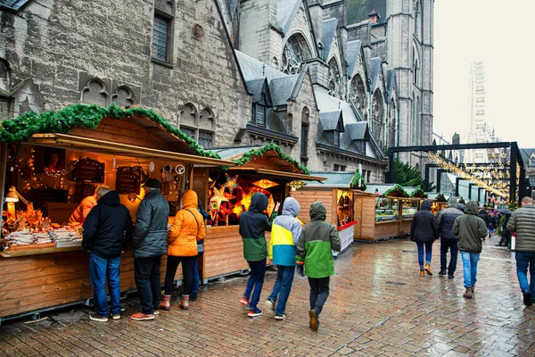 Kerstmarkt Gent België Wandelende Mensen Kerstkiosken Paviljoens Kerk Achtergrond — Stockfoto