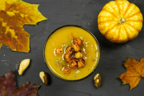 Sabrosa Sopa Calabaza Con Garbanzos Sobre Fondo Negro Hojas Secas Fotos De Stock Sin Royalties Gratis