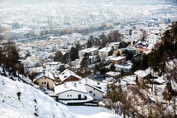 オーストリアの冬に潜入 美しい空の景色 雪に覆われた家の屋根 背景にアルプスの山々 明るい晴れた日 — ストック写真