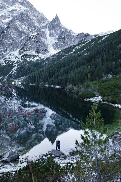 Par Kärlek Nära Sjön Morskie Oko Vintern Tatra Nationalpark — Stockfoto