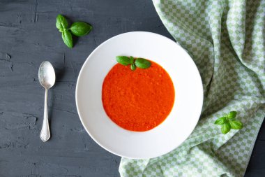 Büyük kasede soğuk gazpacho çorbası, siyah masa, üst manzara. Geleneksel İspanyol yaz çorbası.. 