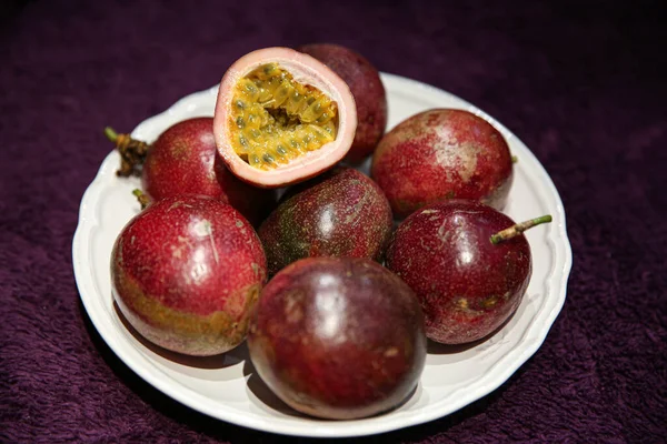 Maracuya Φρούτα Του Πάθους Λευκό Πιάτο Κλείστε Φρέσκα Εξωτικά — Φωτογραφία Αρχείου