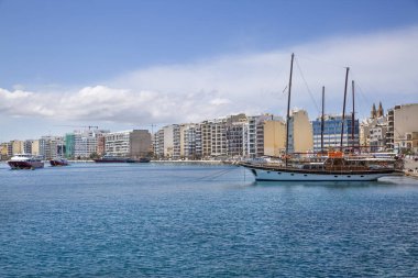 Malta 'da güneşli güzel bir gün, Sliema. Mavi Akdeniz ve büyük turist yatı. 