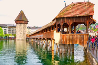 16 Nisan 2017, Lucerne İsviçre. Ünlü Chapel Köprüsü (kapellbrucke) ve turistler. Güzel yeşil su. 