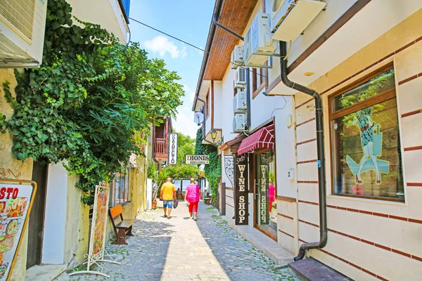 July 2019 Nessebar Bulgaria Narrow Street Souvenir Shop Windows Tourists — ストック写真
