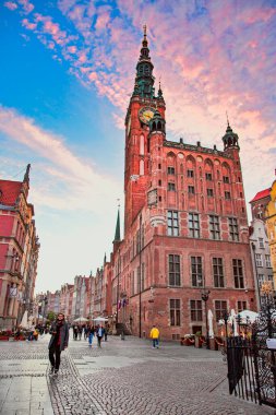 9 Haziran 2020 Gdansk, Polonya. Gdansk 'taki ana pazar meydanı, belediye binası ve güzel gökyüzü.. 