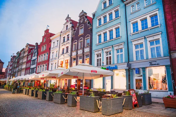 9 Haziran 2020 Gdansk, Polonya. Gdansk 'ın eski kasabasında Dar Sokak. Eski ortaçağ binalarıyla güzel bir mimari.. 